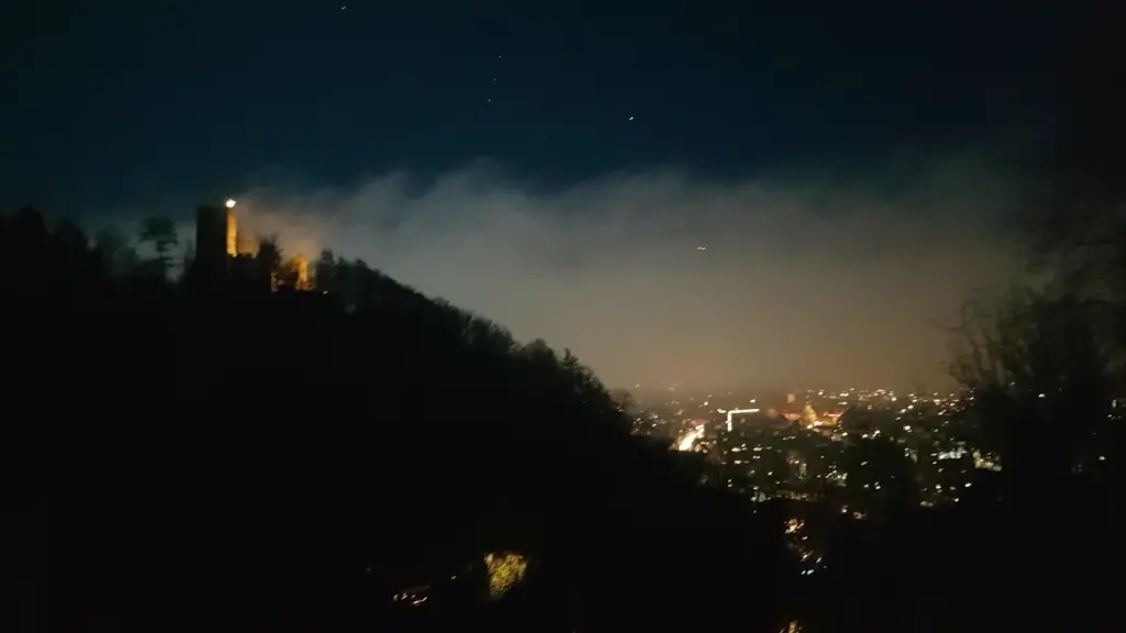Kastelburg bei Waldkirch in Südbaden, von der BDH-Klinik aus gesehen. Hier entstand der englische Text von Blumen für Jonas