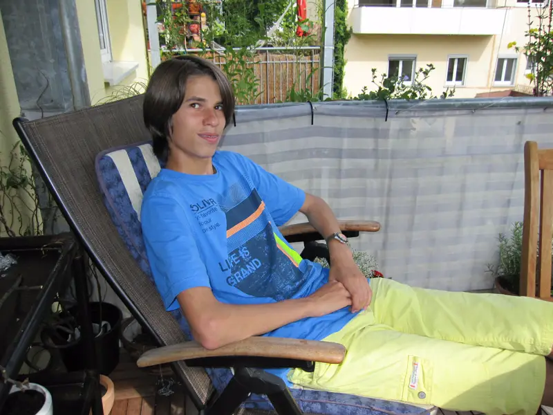 Jonas auf dem Balkon unserer Wohnung in Freiburg