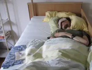 Jonas im Pflegebett 2022