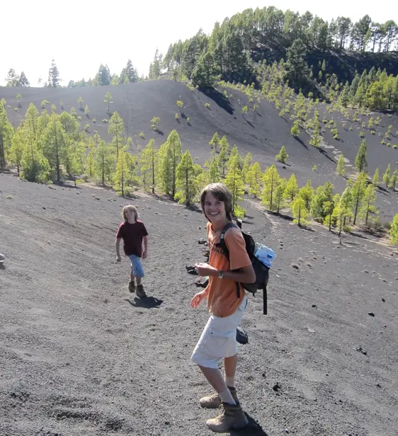 Jonas und Julian laufen den Vulkan auf La Palma hinunter