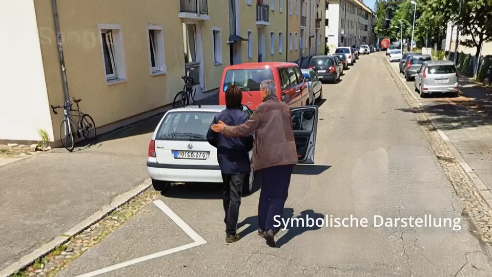 Jonas wird von seinem Vater zum wartenden Auto begleitet