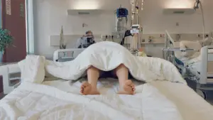 Kling AI zeigt ein Krankenbett mit abgeschnittenen Beinen, falsch herum im Bett