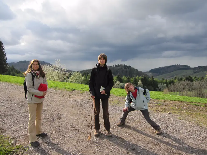 JoJu und Andrea auf einer Wanderung in der Nähe von Freiburg