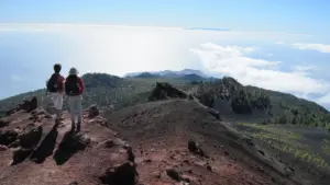 Cumbre Vieja auf La Palma mit Blick auf El Hierro und den Atlantik, oben stehen Jonas und Andrea