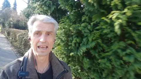 Just ME singend auf dem Fahrrad