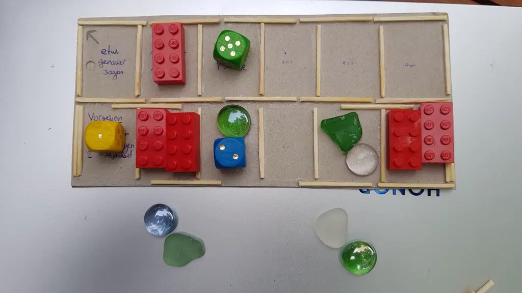 Hieroglyphen von Jonas: Verschiedene Objekte wie Legosteine, Glassteine und andere Formen auf einem Legetableau, mit denen Jonas nach einem vereinbarten Code auch komplizierte Nachrichten geben oder Fragen stellen kann