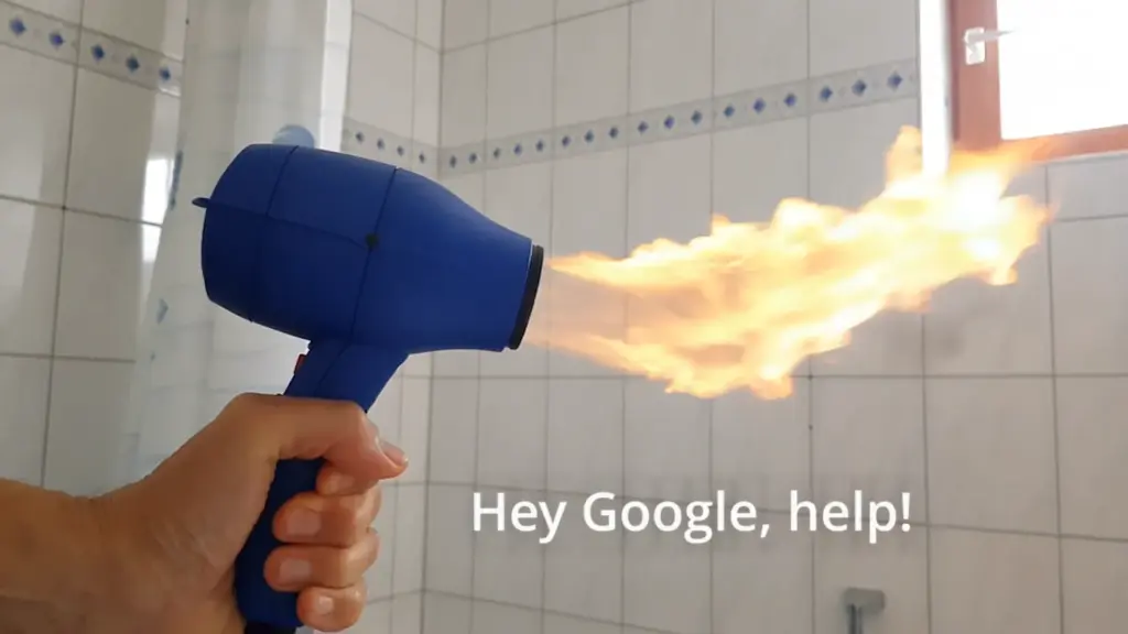 El secador está en llamas - Google help! Un secador de pelo del que sale una llama.